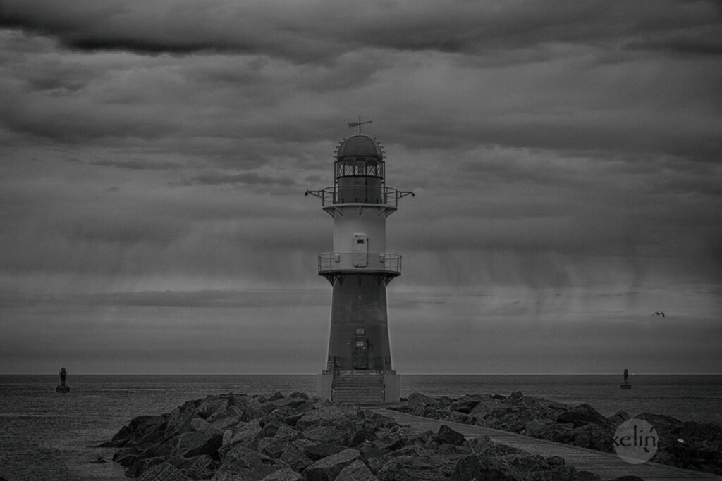 Leuchtturm auf der Mole in Warnemünde