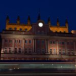 Rathaus in Rostock mit Straßenbahn