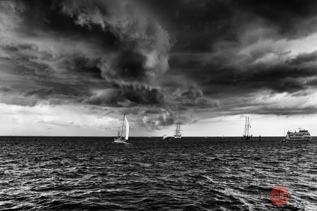 Regenfront bei der Hanse Sail 2014