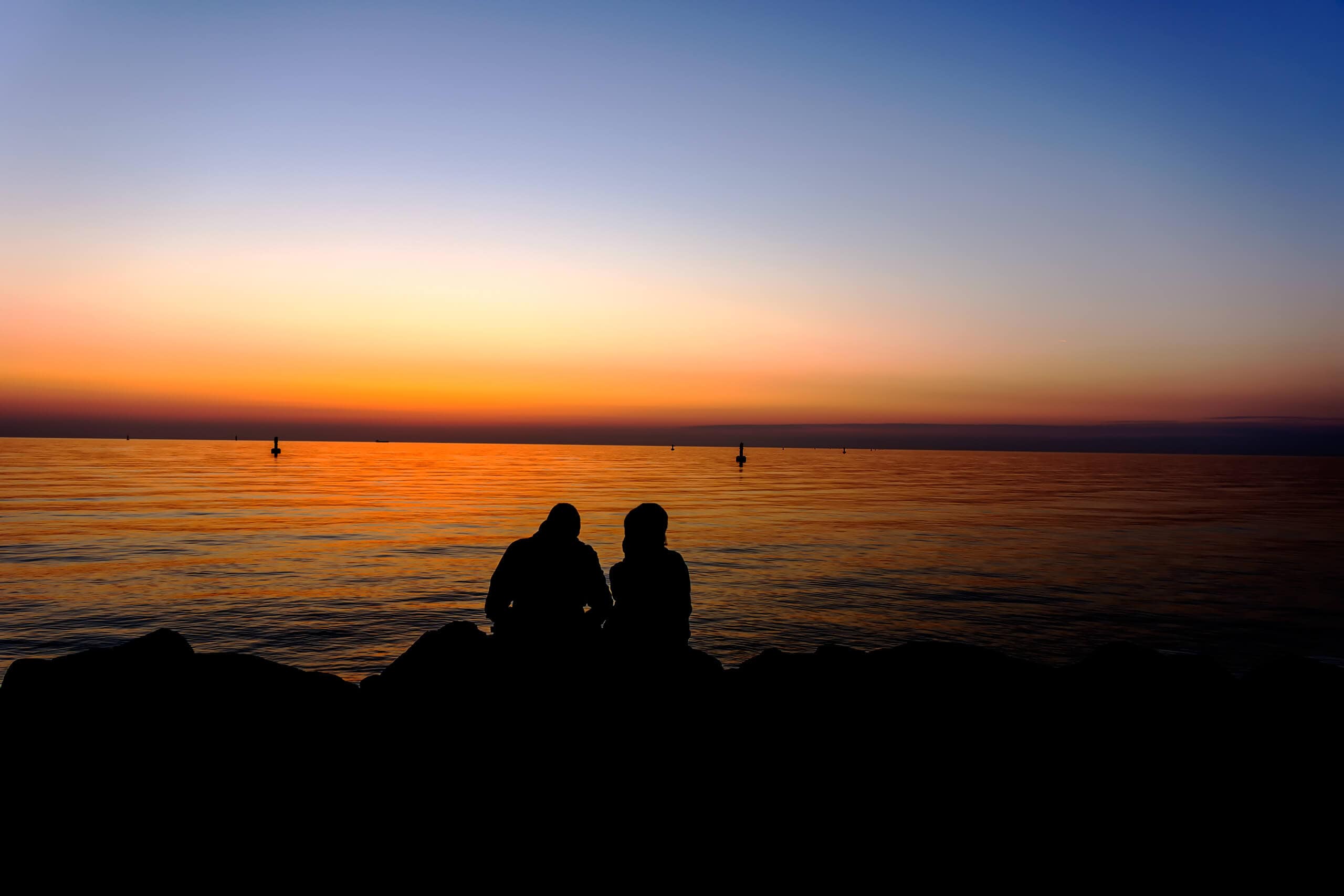Pärchen zur blauen Stunde in Warnemünde