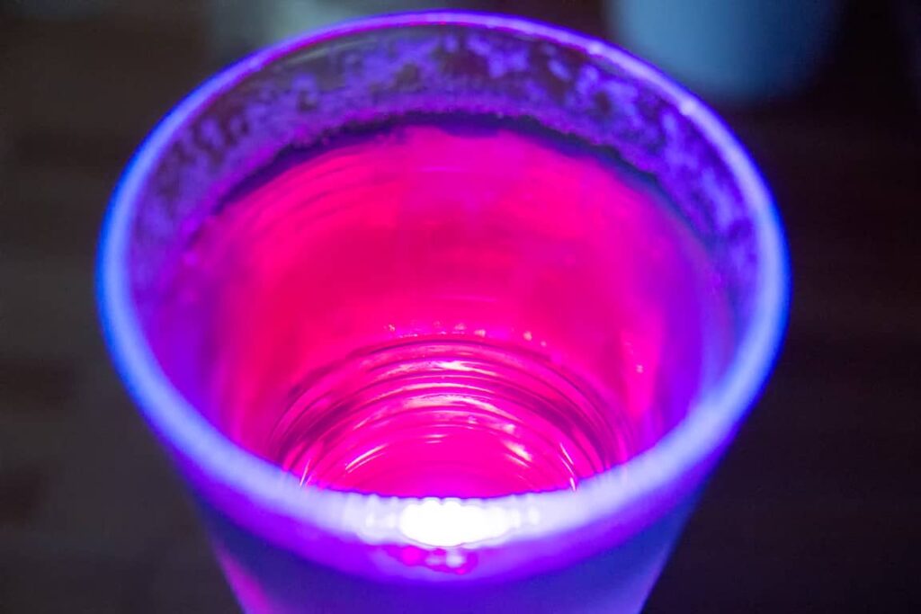 ultraviolettes Licht bei roten Wackelpudding