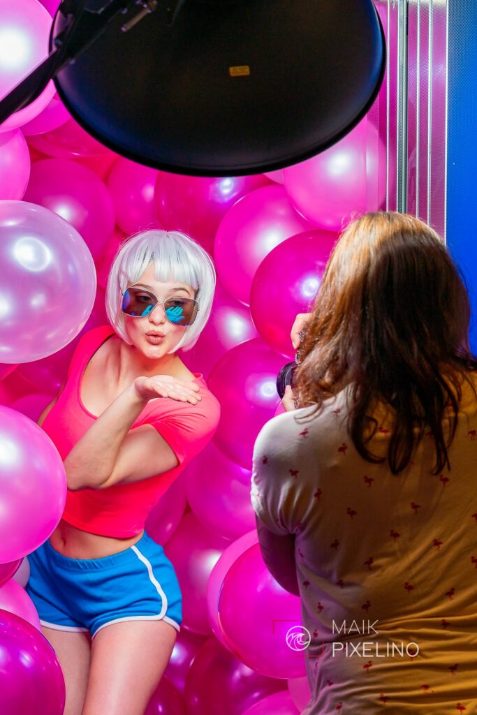 Beautyshooting mit Model und Fotograf zwischen pinken Ballons – Fotosession beim Fotofestival Zingst („horizonte zingst“)